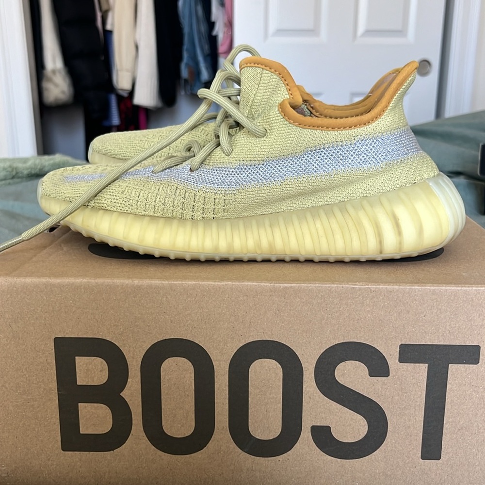 Yeezy boost 350 V2 in color marsh